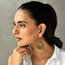 Load image into Gallery viewer, Balis with semiprecious stone - Gold Leaf Painted Medallion, Kashmir