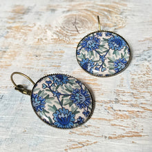 Load image into Gallery viewer, 25 mm Round Lever Back - Kashida Blue