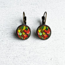 Load image into Gallery viewer, 12 mm Round Lever Back - Papier-Mâché Kashmir, painted box, detail