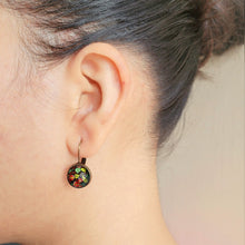 Load image into Gallery viewer, 12 mm Round Lever Back - Papier-Mâché Kashmir, painted box, detail