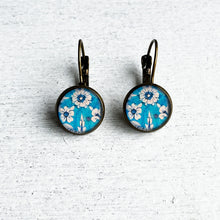 Load image into Gallery viewer, 12 mm Round Lever Back - Blue Pottery, Platter Details