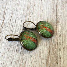 Load image into Gallery viewer, 18 mm Round Lever Back - Gond Peacock