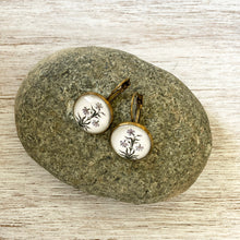 Load image into Gallery viewer, 18 mm Round Lever Back - Amer Fort - Jaipur, Painted Flowers