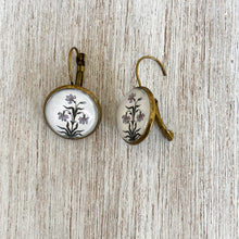 Load image into Gallery viewer, 18 mm Round Lever Back - Amer Fort - Jaipur, Painted Flowers