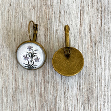 Load image into Gallery viewer, 18 mm Round Lever Back - Amer Fort - Jaipur, Painted Flowers