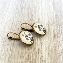 Load image into Gallery viewer, 18 mm Round Lever Back - Amer Fort - Jaipur, Painted Flowers