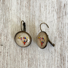 Load image into Gallery viewer, 18 mm Round Lever Back - Graffiti - Kolkata, Hammer and Sickle