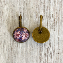 Load image into Gallery viewer, 18 mm Round Lever Back - City Palace - Jaipur, Lotus Mural