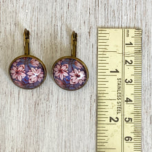 Load image into Gallery viewer, 18 mm Round Lever Back - City Palace - Jaipur, Lotus Mural