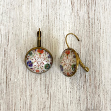 Load image into Gallery viewer, 18 mm Round Lever Back - Pietra Dura Prachinkari, Marble Inlay Work