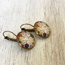 Load image into Gallery viewer, 18 mm Round Lever Back - Pietra Dura Prachinkari, Marble Inlay Work