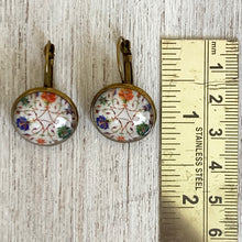 Load image into Gallery viewer, 18 mm Round Lever Back - Pietra Dura Prachinkari, Marble Inlay Work