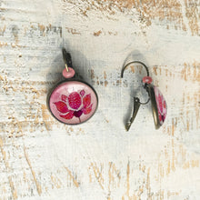 Load image into Gallery viewer, 18 mm Round Lever Back With Beads - Mughal Motifs, Lotus