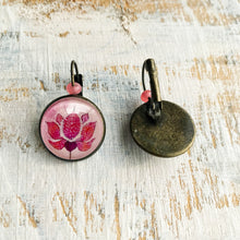 Load image into Gallery viewer, 18 mm Round Lever Back With Beads - Mughal Motifs, Lotus