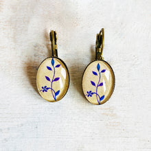 Load image into Gallery viewer, 18 mm Oval Lever Back - Miniature Painting - Foliage Detail - Single Flower Purple