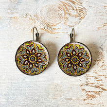 Load image into Gallery viewer, 25 mm Round Lever Back - Naqashi - Kashmir, Papier mâché Hand painted box