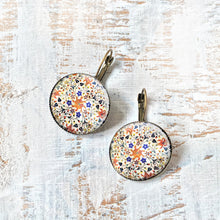 Load image into Gallery viewer, 25 mm Round Lever Back - Prachin Kaari Platter, Marble inlay work