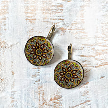 Load image into Gallery viewer, 25 mm Round Lever Back - Naqashi - Kashmir, Papier mâché Hand painted box