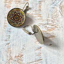 Load image into Gallery viewer, 25 mm Round Lever Back - Naqashi - Kashmir, Papier mâché Hand painted box