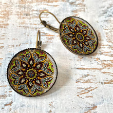 Load image into Gallery viewer, 25 mm Round Lever Back - Naqashi - Kashmir, Papier mâché Hand painted box