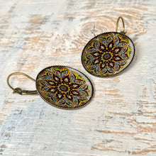 Load image into Gallery viewer, 25 mm Round Lever Back - Naqashi - Kashmir, Papier mâché Hand painted box