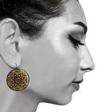 Load image into Gallery viewer, 25 mm Round Lever Back - Naqashi - Kashmir, Papier mâché Hand painted box