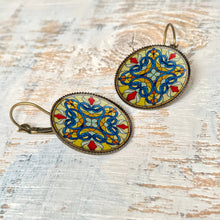 Load image into Gallery viewer, 25 mm Round Lever Back - CSMT, Mumbai, Stained Glass