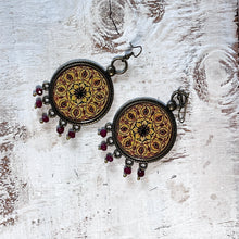 Load image into Gallery viewer, Balis with semiprecious stone - Painted Dome, Queen’s Quarters, Amer Fort, Jaipur