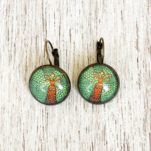 Load image into Gallery viewer, 18 mm Round Lever Back - Gond Peacock