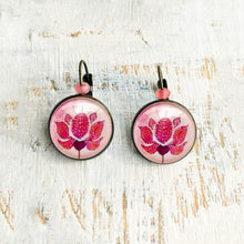 Load image into Gallery viewer, 18 mm Round Lever Back With Beads - Mughal Motifs, Lotus