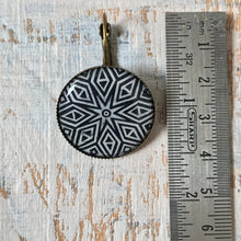 Load image into Gallery viewer, 25 mm Round Lever Back - Hand Carved Block - Black