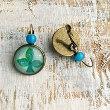 Load image into Gallery viewer, 18 mm Round Lever Back With Beads - Mughal Motifs - Green
