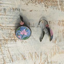 Load image into Gallery viewer, 18 mm Round Lever Back With Beads - Mughal Motifs - Pink Lotus