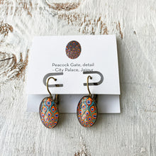 Load image into Gallery viewer, 18 mm Oval Lever Back - Peacock Gateway details, City Palace, Jaipur