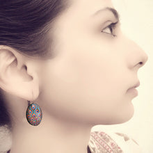 Load image into Gallery viewer, 18 mm Oval Lever Back - Peacock Gateway details, City Palace, Jaipur