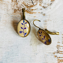 Load image into Gallery viewer, 18 mm Oval Lever Back - Miniature Painting - Foliage Detail - Single Flower Purple