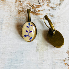 Load image into Gallery viewer, 18 mm Oval Lever Back - Miniature Painting - Foliage Detail - Single Flower Purple