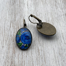 Load image into Gallery viewer, 25 mm Oval Lever Back - Gul-Andar-Gul-Naqashi - Kashmir Blue Flowers