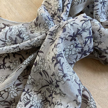 Load image into Gallery viewer, Scarf Chanderi - Painted Door, Hawa Mahal