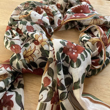 Load image into Gallery viewer, Scarf Chanderi - ۢMural, Karauli City Palace