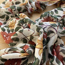 Load image into Gallery viewer, Scarf Chanderi - ۢMural, Karauli City Palace