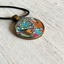 Load image into Gallery viewer, Art Pendants 25 mm - Gond - Forest
