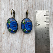 Load image into Gallery viewer, 25 mm Oval Lever Back - Gul-Andar-Gul-Naqashi - Kashmir Blue Flowers
